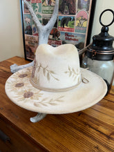 Load image into Gallery viewer, Robbin&#39;
